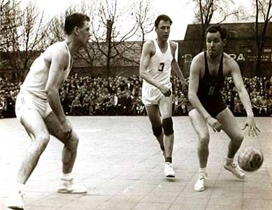 Jef Eygel (links), samen met Rene Aerts, in verdediging tegen Mile Kets van Royal IV. 