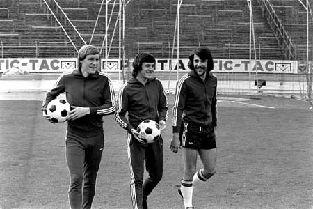 Van der Elst tussen Hugo Broos en Eric Gerets op een training van de Rode Duivels.