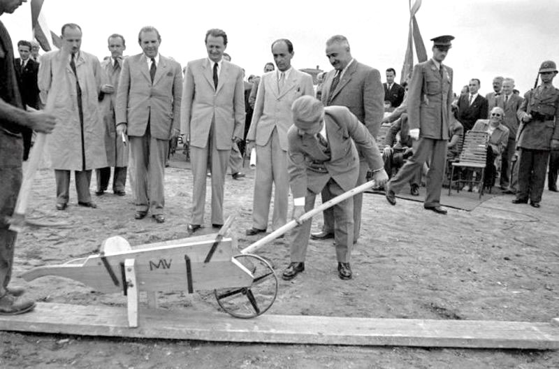 Het begin van de bouwwerken aan het Nationaal Stadion (Népstadion) in Budapest, startte op 12 juli 1948