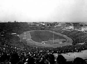 Het Népstadion in Budapest zit nokvol.