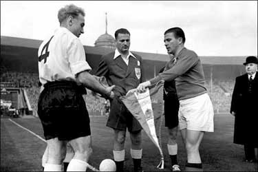 Beide captains, Ferenc Puskás en Billy Wright, aan te toss.