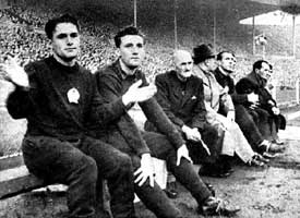 Sándor Károly op de bank tijdens de match op Wembley, 25 november 1953