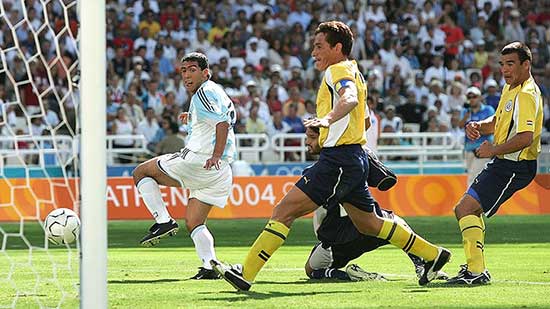 Carlos Tevez tekent het zegedoelpunt aan, goed voor de Gouden medaille voor Argentinië.