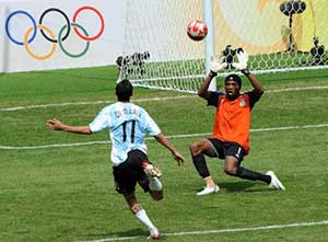 Angel di Maria scoort het enige doelpunt in de finale en schenkt zo Argentinië de Gouden medaille.