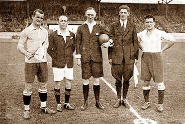 De kapiteins van Uruguay en Argentinië, José Nasazzi (links) en Luis Monti (rechts), bij de toss.