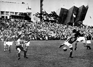 Hongarije-Italië: schermutseling voor het Italiaanse doel. (Hongaars Sportmuseum)