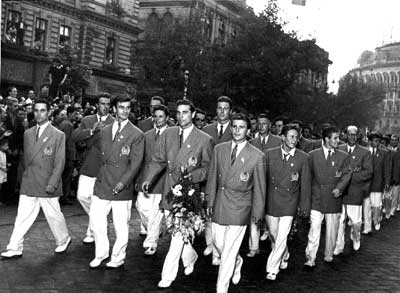 De zegevierende intocht in Budapest van het Olympisch voetbalteam.