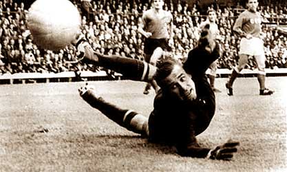 Lev Yashin, Sovjet-Unie, door velen beschouwd als beste doelman ter wereld.