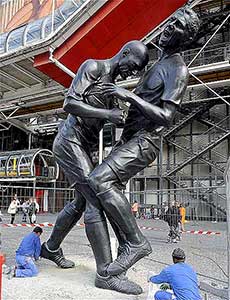 Zinédine Zidane en Marco Materazzi als standbeeld.