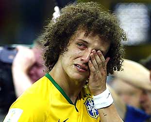 Braziliaans verdriet bij speler David Luiz, naast verdriet en frustratie bij de supporters na de 1-7 nederlaag tegen Duitsland.