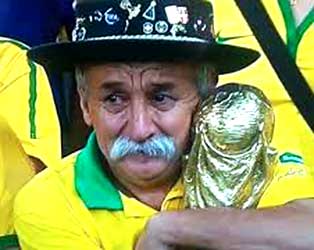Braziliaans verdriet bij speler David Luiz, naast verdriet en frustratie bij de supporters na de 1-7 nederlaag tegen Duitsland.