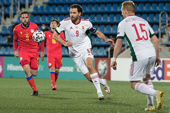 Een geconcentreerde Szalai Ádám in actie.