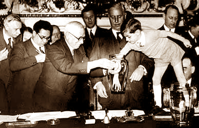 Jules Rimet leidt de loting voor de Wereldbeker in Frankrijk.