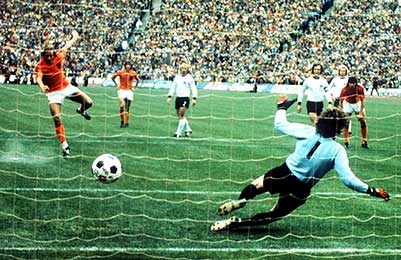 ...en Johan Neeskens zette die om: 1-0 tussenstand.