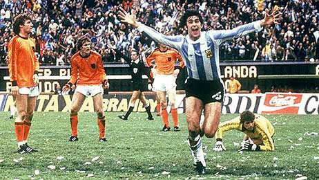 Mario Kempes juicht na zijn doelpunt dat Nederland op achterstand zette.