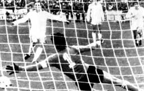 Tóth András zet een penalty om tegen Dino Zoff