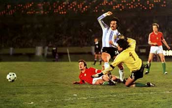 Na 15 minuten scoort Luque de 1-1 voor Argentinië.