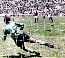 Igor Belanov tekent de 3-0 aan op strafschop.
