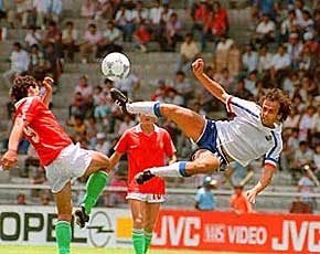 Tegen een acrobatische Michel Platini heeft Dajka László geen kans. 