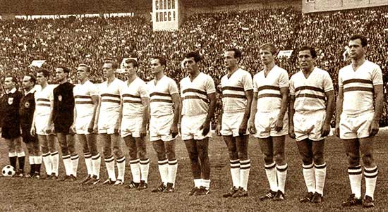 Vóór de aftrap van de wedstrijd Sovjet-Unie-Hongarije op 11 mei 1968.