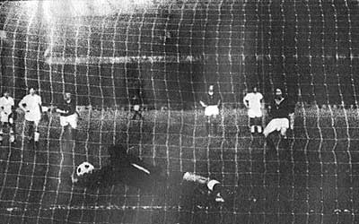 Doelman Evgeny Rudakov redde een late penalty van Zámbó Sándor voor Hongarije, wat de Sovjet-Unie in de finale bracht.