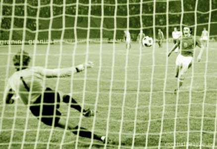 De fameuze Panenka-strafschop, beslissend in de strafschopserie van de finale op het EK 1976.