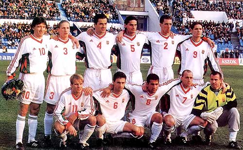 De Hongaarse ploeg vóór de wedstrijd tegen Slowakije van 31 maart 1999.