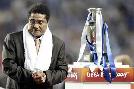 Eusébio, de ondertussen overleden voetbalster, bij de loting voor het EK 2004.