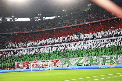 De Hongaarse supporters in actie.