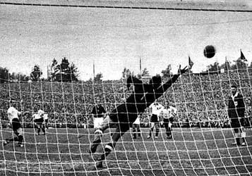 Bob Van Kerkhoven zet de penalty om: 1-0.