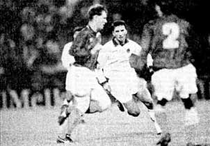 Luc Nilis slalomt tussen twee Hongaarse tegenstrevers door.