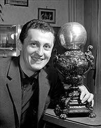 Verdiend winnaar van de Gouden Bal in 1967 met zijn trofee.