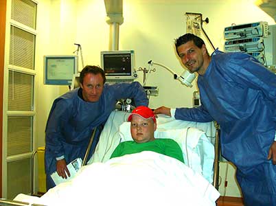 Babos op ziekenbezoek bij een leukemiepatientje (april 2010).
