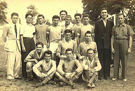 Békeffy met het elftal van Monori in de vroege jaren '50