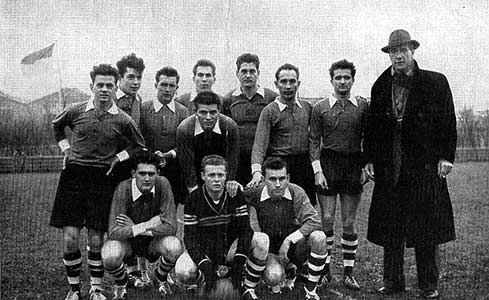Békeffy met het elftal van Monori in de vroege jaren '50