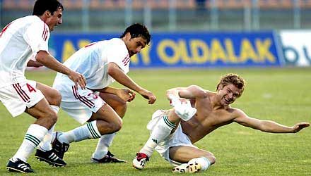 Dolle vreugde bij Böõr Zoltán na zijn doelpunt tegen San Marino op 11 juni 2003. 