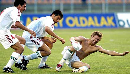 Dolle vreugde bij Böõr Zoltán na zijn doelpunt tegen San Marino op 11 juni 2003.