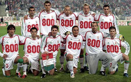 Foto van de Hongaarse ploeg, met Böõr Zoltán genomen bij haar 800ste officiële internationale wedstrijd.