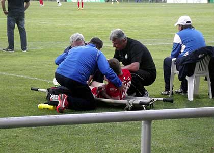 Böõr wordt verzorgd bij een zoveelste blessure, tijdens een wedstrijd Paks-Dunaújváros.
