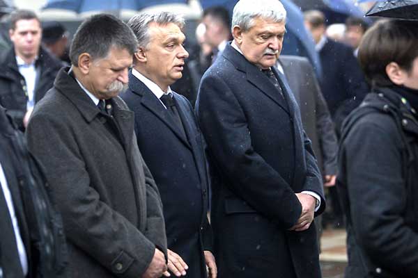 Kövér László (Parlementsvoorzitter), Orbán Viktor (Premier) en Csányi Sándor (MLSZ-voorzitter) die de begrafenisdienst van Buzánszky bijwoonden. 