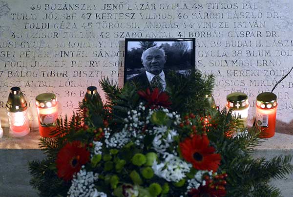 Stille hulde aan Buzánszky Jenõ bij het Puskás Ferenc Stadion (12-1-2015).