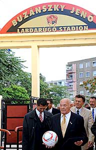 Jenõ bij de inhuldiging van het Buzánszky Jenõ Labdarúgó Stadion