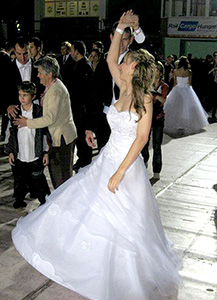 Henrietta waagt een dansje in november 2011.