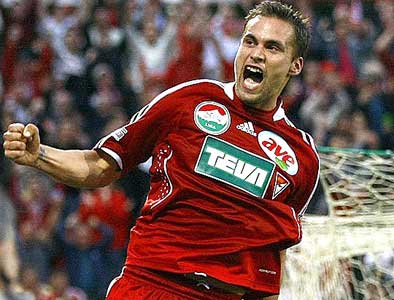 Péter een goal vierend bij Debrecen.