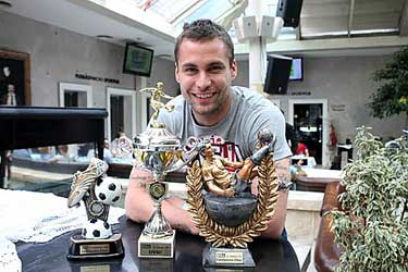 Péter met een aantal trofeeën. 
