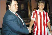 étári met Koskotas, de eigenaar van Olympiakos Piraeus. 