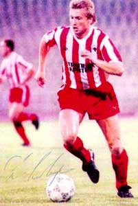 Détári Lajos in actie bij Olympiakos Piraeus.