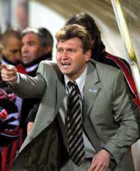 Détári Lajos in actie als trainer.