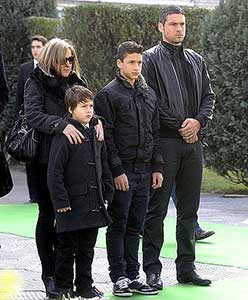 Dragoner Attila met zijn familie op 5 november 2011 bij het afscheid van de overleden Albert Flórián.