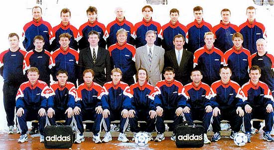 Egressy met het team van Diósgyőri FC in 1999.